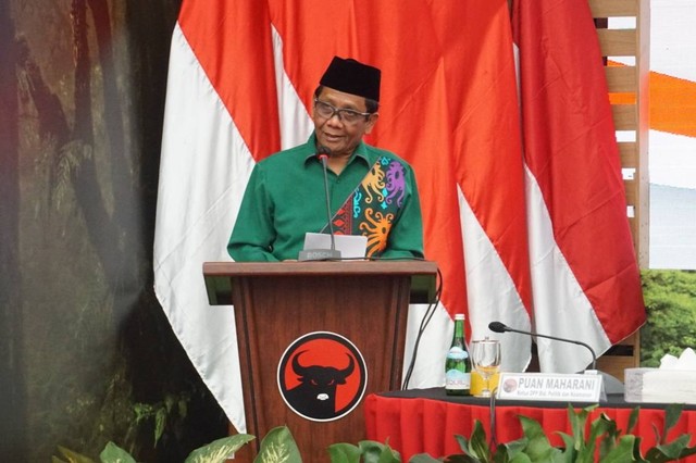 Cawapres Mahfud MD memberikan sambutan di DPP PDIP, Jakarta, Rabu (18/10/2023).  Foto: Iqbal Firdaus/kumparan