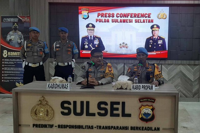 Kabid Propam Polda Sulsel, Kombes Pol Zulham Effendy bersama Kabid Humas Polda Sulsel, Kombes Pol Komang Suartana jumpa pers di Mapolda Sulsel. Foto: Dok. Istimewa