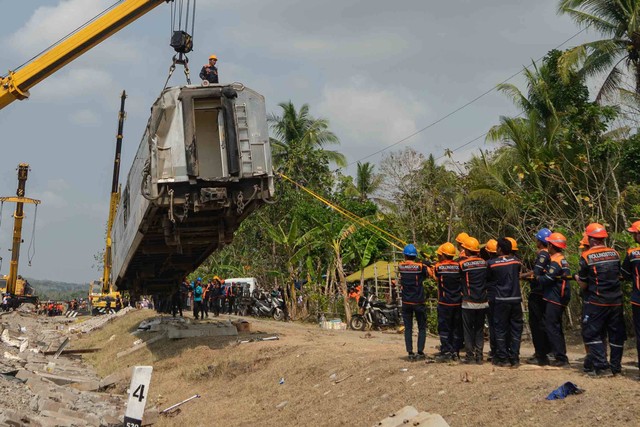 Petugas berusaha mengevakuasi KA Argo Semeru yang mengalami kecelakaan di kawasan Kalimenur, Sukoreno, Sentolo, Kulonprogo, D.I Yogyakarta, Rabu (18/10/2023).  Foto: Andreas Fitri Atmoko/ANTARA FOTO