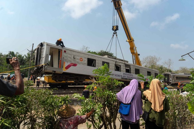 Warga melihat para petugas saat berusaha mengevakuasi KA Argo Semeru yang mengalami kecelakaan di kawasan Kalimenur, Sukoreno, Sentolo, Kulonprogo, D.I Yogyakarta, Rabu (18/10/2023).  Foto: Andreas Fitri Atmoko/ANTARA FOTO