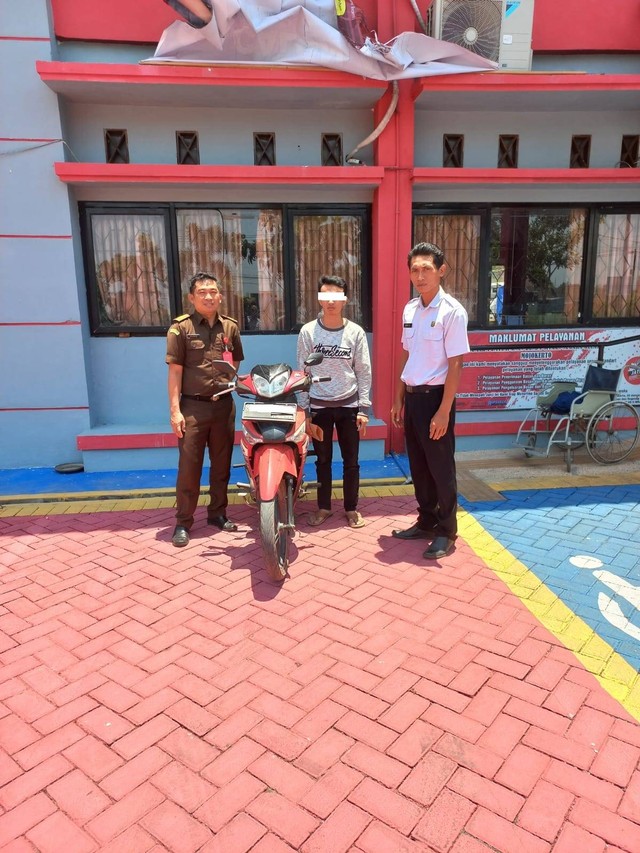 Rupbasan Mojokerto Serahkan Sepeda Motor Honda kepada Pemilik yang Sah (Foto:HumasRupMoker)