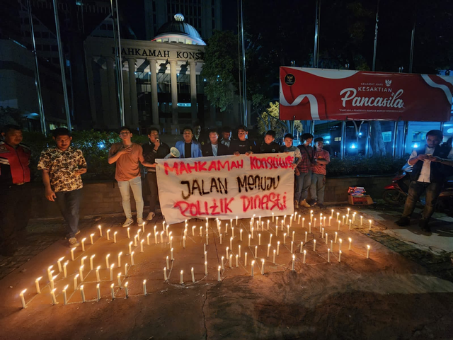 BEM Nusantara gelar aksi simbolik pemasangan seribu lilin di depan Gedung Mahkamah Konstitusi (MK), Jakarta, Selasa (17/10/2023). Foto: Dok. Istimewa