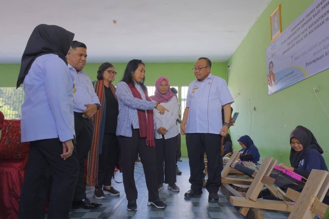 Menteri PPPA bersama Pj. Gubernur NTB dan Kakanwil Kemenkumham NTB menyaksikan langsung pembuatan kerajinan tangan di LPP Mataram, Rabu (18/10).