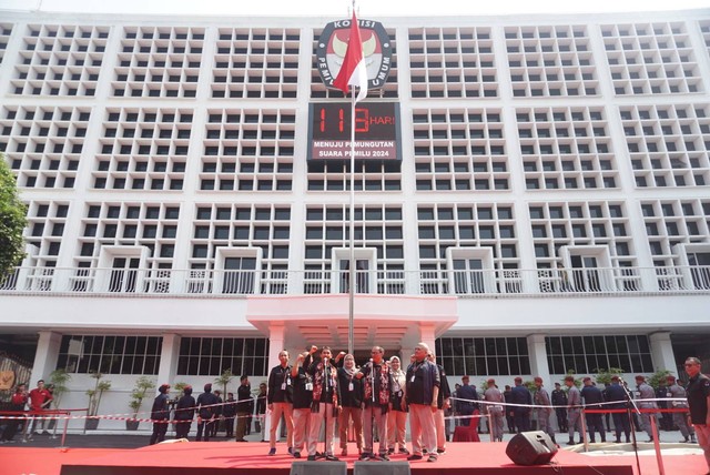 Pegawai KPU melakukan simulasi latihan pendaftaran capres dan cawapres untuk pemilu 2024 di Gedung KPU RI, Jakarta, Rabu (18/10/2023). Foto: Iqbal Firdaus/kumparan