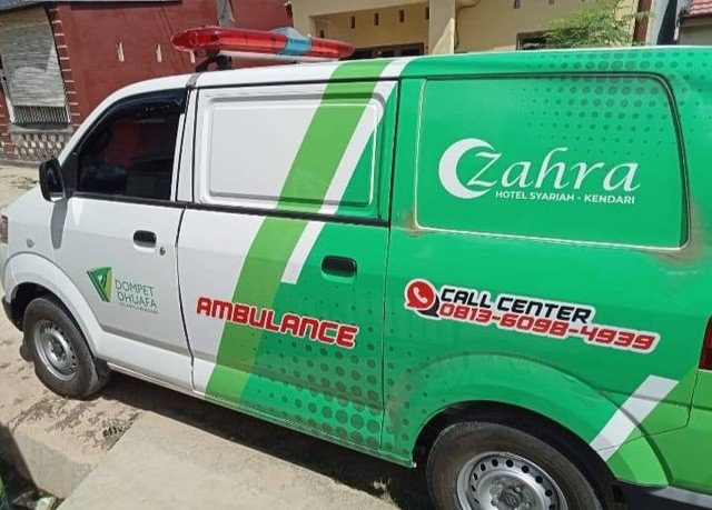 Dompet Dhuafa Sultra menerima amanah pengelolaan mobil ambulans dari Zahra Syariah Hotel Kendari pada Senin (16/10/2023). Mobil ambulance tersebut nantinya akan digunakan untuk program sosial yang akan dijalankan oleh Dompet Dhuafa Sultra.