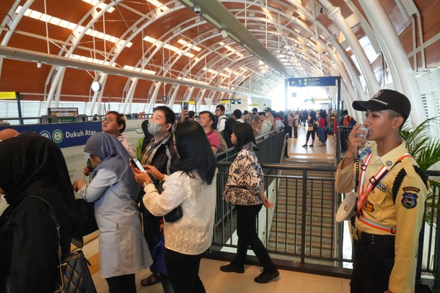 LRT Jabodebek membatalkan 28 perjalanan karena ada perawatan di sejumlah sarana kereta, Rabu (18/10/2023). Foto: LRT Jabodebek