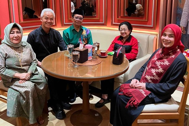 Dari kiri ke kanan: Zaizatun Nihayati (istri Mahfud MD), Ganjar Pranowo, Mahfud MD, Ketum PDIP Megawati, Siti Atiqoh Supriyanti (istri Ganjar). Foto: Instagram/@puanmaharaniri