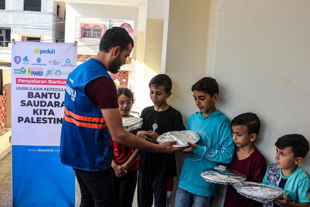 Relawan DT Peduli membagikan makanan untuk anak-anak di Madrasah Said Abu Wakas Syeikh Ridwan, Kota Gaza