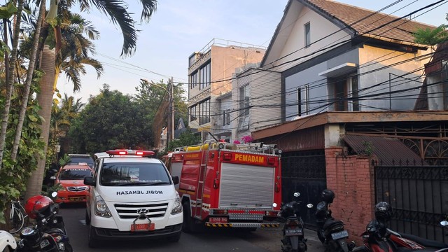 Situasi saat proses evakuasi jenazah A korban ledakan bom di Setiabudi, Jakarta Selatan, Rabu (18/10/2023). Foto: Annisa Thahira Madina/kumparan