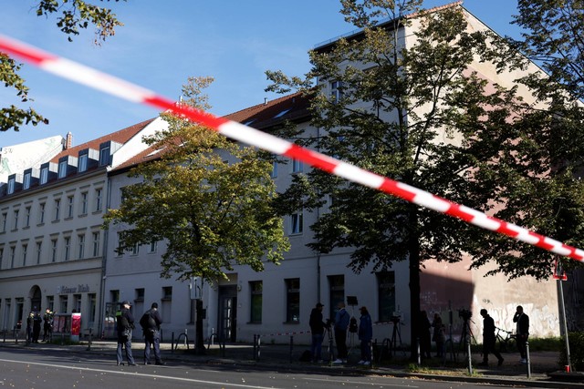 Polisi berjaga di depan gedung sinagoga komunitas Yahudi Kahal Adass Jisroel di Berlin, Jerman, pada Rabu (18/10/2023). Foto: Odd Andersen/AFP