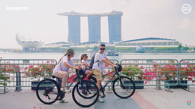 Mazaya dan keluarga keliling Singapura naik sepeda. Foto: kumparan