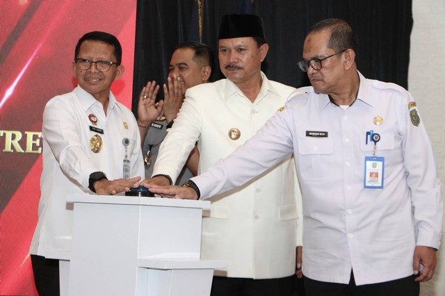 Walikota Madiun Maidi,Kakanwil Kemekumham Jatim,Sekda Kota Madiun Saat Launcing tiga program pembinaan Lapas I Madiun Rabu,(18/10) Foto : Humas Lapas Madiun