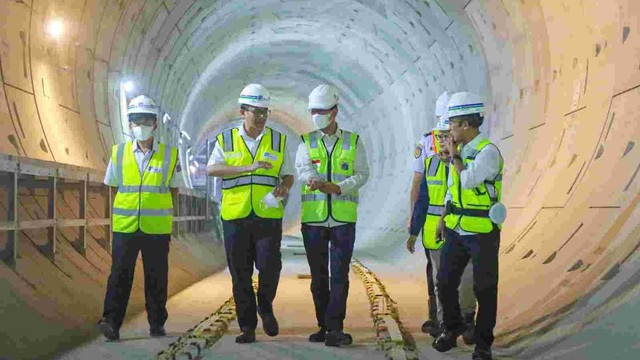 Pj Gubernur DKI Heru Budi meninjau pembangunan jalur MRT Fase 2A di sepanjang tunnel mulai dari kawasan Monas menuju Jalan M.H. Thamrin, Jakarta Pusat, Rabu (18/10/2023). Foto: Dok. Pemprov DKI Jakarta