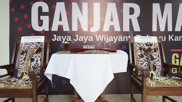 dua keris pusaka berlapis emas zaman Majapahit yang mewakili Ganjar Pranowo dan Mahfud MD dalam deklarasi dukungan relawan di Yogya, Rabu (18/10). Foto: Arif UT/Pandangan Jogja