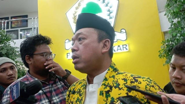 Kepala Badan Pemenangan Pemilu Golkar, Nusron Wahid, saat diwawancarai wartawan di kantor DPP Partai Golkar, Slipi, Jakarta Barat, Rabu (18/10/2023) malam. Foto: Fadlan/kumparan