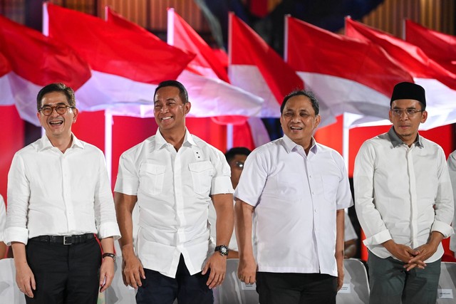 Ketua TPM Ganjar Presiden Arsjad Rasjid bersama Wakil Ketua Koordinator TPN Andika Perkasa, Wakil Ketua TPN Gatot Eddy Pramono dan Ketua Harian Nasional DPP Partai Perindo Tuan Guru Bajang, di Gedung Arsip Nasional, di Jakarta, Rabu (18/10/2023). Foto: M Risyal Hidayat/ANTARA FOTO