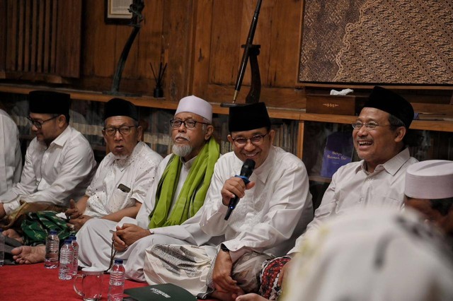 Bacapres Koalisi Perubahan Anies Baswedan (tengah) dalam pengajian Munajat Indonesia untuk Perubahan bersama sejumlah ulama di Lebak Bulus, Jakarta, Rabu (18/10/2023). Foto: Dok. Istimewa