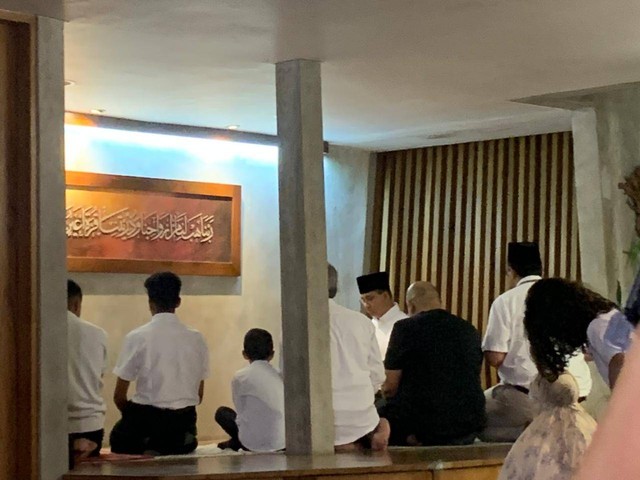 Anies Baswedan salat subuh bersama keluarga dan kerabat jelang ke KPU. Foto: Luthfi Humam/kumparan