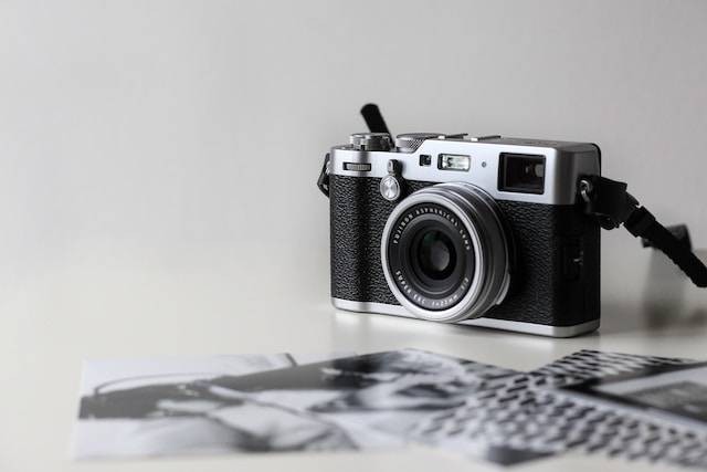 Ilustrasi perbedaan kamera analog dan digital, sumber foto: unsplash.com/NordWood Themes