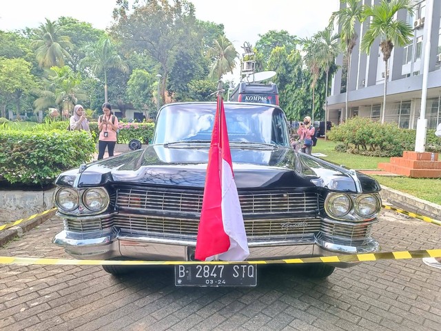 Mobil Cadillac yang disebut akan ditumpangi Ganjar-Mahfud dari Tugu Proklamasi, Kamis (19/10/2023). Foto: Hedi/kumparan