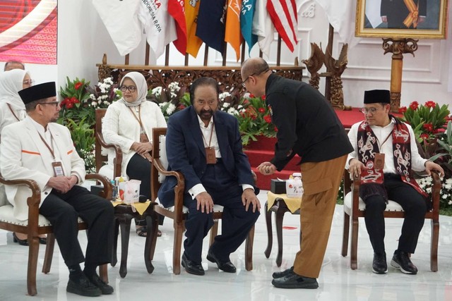 Pasangan Anies Baswedan dan Muhaimin Iskandar (AMIN) tiba untuk mendaftar sebagai calon presiden dan wakil presiden di Kantor KPU, Jakarta, Kamis (19/10/2023).  Foto: Iqbal Firdaus/kumparan