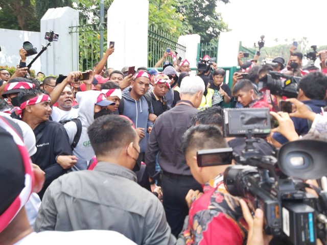 Ganjar Pranowo disambut pendukung saat sampai di Tugu Proklamasi. Foto: Nadia Riso/kumparan