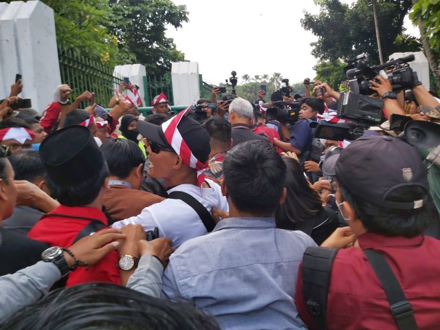 Ganjar Pranowo disambut pendukung saat sampai di Tugu Proklamasi. Foto: Nadia Riso/kumparan