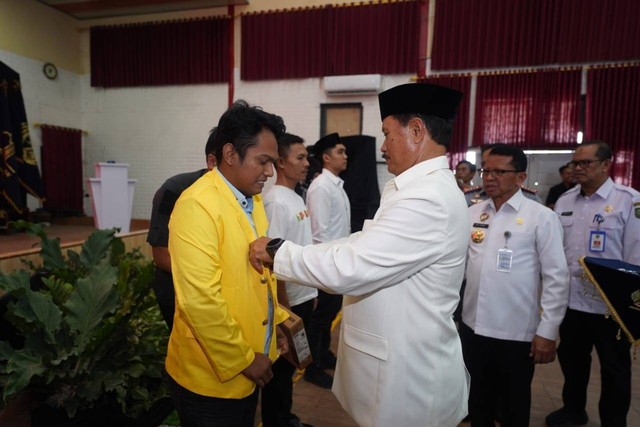 Walikota Madiun Maidi Menyematkan Jaket Almamater Mahasiswa S1 Agribisnis Warga Binaan Lapas I Madiun Rabu (18/10/2023) Foto : Humas lapas I Madiun