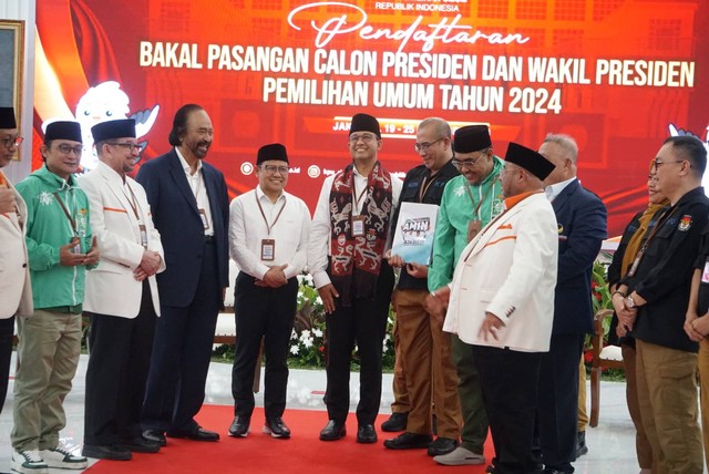 Pasangan calon presiden dan wakil presiden dari Koalisi Perubahan Anies Baswedan dan Muhaimin Iskandar (AMIN) menyerahkan dokumen pendaftaran ke Ketua KPU Hasyim Asy'ari di Kantor KPU RI, Jakarta, Kamis (19/10).  Foto: Iqbal Firdaus/kumparan