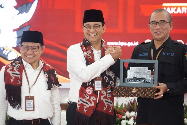 Pasangan calon presiden dan wakil presiden dari Koalisi Perubahan Anies Baswedan dan Muhaimin Iskandar (AMIN) di Kantor KPU RI, Jakarta, Kamis (19/10). Foto: Iqbal Firdaus/kumparan