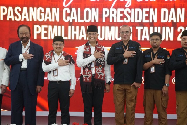 Pasangan calon presiden dan wakil presiden dari Koalisi Perubahan Anies Baswedan dan Muhaimin Iskandar (AMIN) foto bersama usai pendaftaran di Kantor KPU RI, Jakarta, Kamis (19/10). Foto: Iqbal Firdaus/kumparan