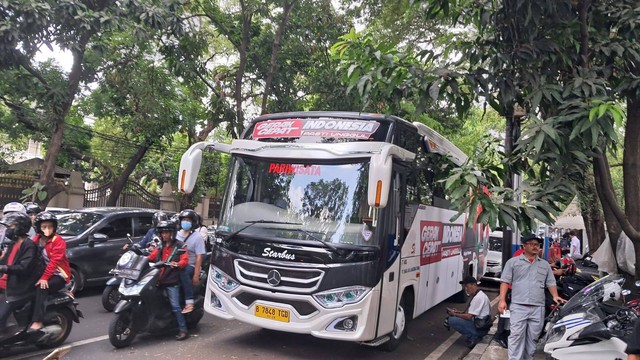 Suasana di depan rumah Megawati di Teuku Umar jelang para Ketum Parpol menuju KPU untuk pendaftaran capres Ganjar, Kamis (19/10/2023). Foto: Annisa Thahira Madina/kumparan