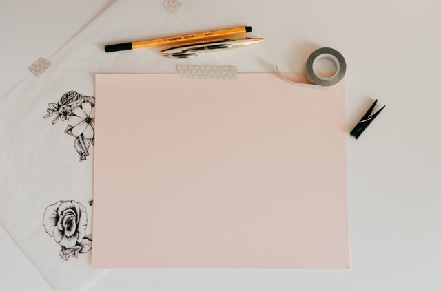 Ilustrasi Jenis-Jenis Kertas. Sumber: Foto Unsplash/Kelly Sikkema