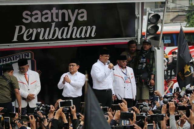 Pasangan calon presiden dan wakil presiden dari Koalisi Perubahan Anies Baswedan dan Muhaimin Iskandar (AMIN) memberikan keterangan pers di depan Kantor KPU RI, Jakarta, Kamis (19/10/2023).  Foto: Aditia Noviansyah/kumparan