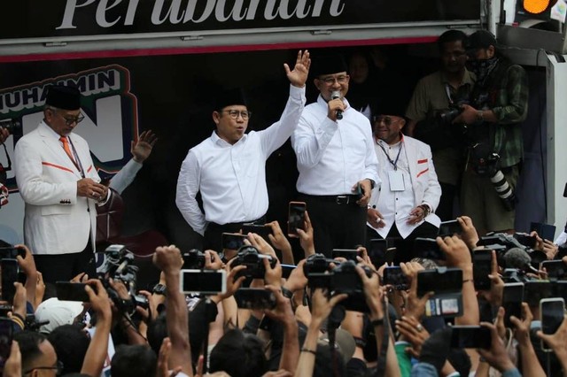 Pasangan calon presiden dan wakil presiden dari Koalisi Perubahan Anies Baswedan dan Muhaimin Iskandar (AMIN) memberikan keterangan pers di depan Kantor KPU RI, Jakarta, Kamis (19/10/2023).  Foto: Aditia Noviansyah/kumparan