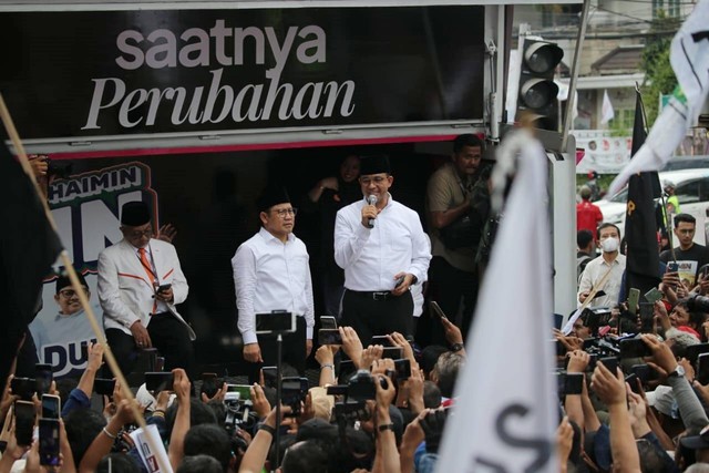 Pasangan calon presiden dan wakil presiden dari Koalisi Perubahan Anies Baswedan dan Muhaimin Iskandar (AMIN) memberikan keterangan pers di depan Kantor KPU RI, Jakarta, Kamis (19/10/2023).  Foto: Aditia Noviansyah/kumparan