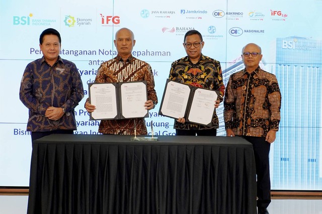 Direktur Utama BSI Hery Gunardi (kiri) bersama Direktur Utama IFG Hexana Trisasongko (kanan) saat menyaksikan penandatanganan oleh Direktur Retail Banking BSI Ngatari (kedua kiri) dan Direktur Keuangan IFG Heru Handayanto (kedua kanan) Foto: dok. BSI