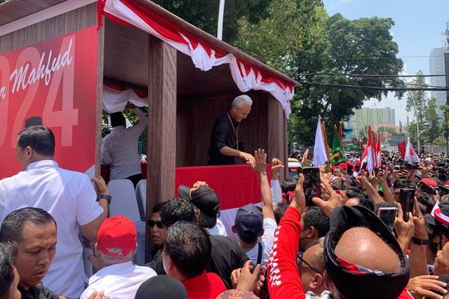 Massa pendukung Ganjar Pranowo dan Mahfud MD di Tugu Proklamasi, Jakarta, Kamis (19/10/2023). Foto: Paulina Herasmaranindar/kumparan