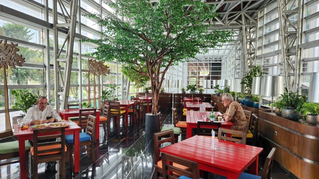 Suasana area garden di restoran Caffe Tutti di SCBD, Jakarta. Foto: Azalia Amadea/kumparan