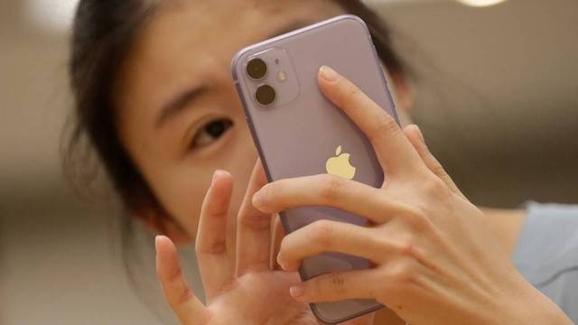 Ilustrasi cara mengatasi iPhone 11 tidak bisa disentuh. Foto: Jason Lee/Reuters