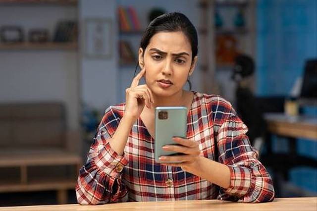 ilustrasi cara melihat sistem operasi Android pada ponsel. Foto: unsplash.com.