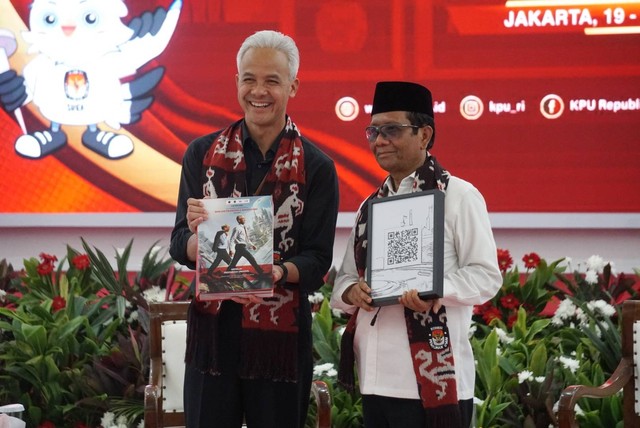 Pasangan Ganjar Pranowo dan Mahfud MD tiba untuk mendaftar sebagai calon presiden dan wakil presiden di Kantor KPU, Jakarta, Kamis (19/10/2023).  Foto: Iqbal Firdaus/kumparan