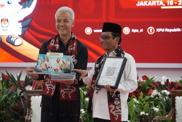 Pasangan Ganjar Pranowo dan Mahfud MD tiba untuk mendaftar sebagai calon presiden dan wakil presiden di Kantor KPU, Jakarta, Kamis (19/10/2023).  Foto: Iqbal Firdaus/kumparan