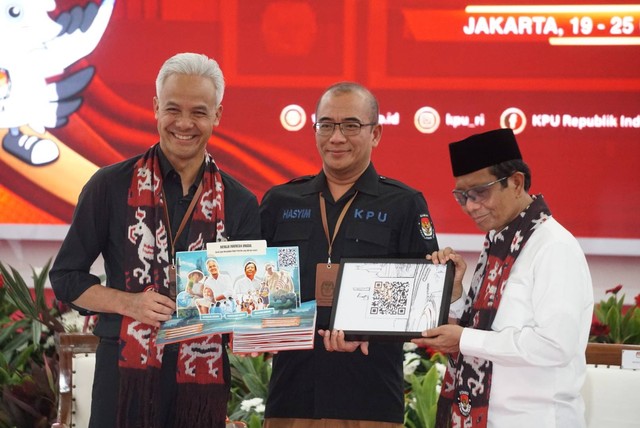 Pasangan Ganjar Pranowo dan Mahfud MD tiba untuk mendaftar sebagai calon presiden dan wakil presiden di Kantor KPU, Jakarta, Kamis (19/10/2023). Foto: Iqbal Firdaus/kumparan