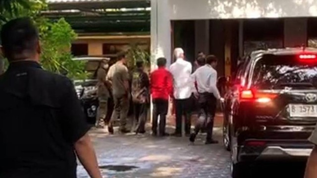 Capres Ganjar Pranowo sambangi kediaman Ketum PDIP Megawati Soekarnoputri di Jalan Teuku Umar usai mendaftar ke KPU, Kamis (19/10).  Foto: Dok. Istimewa