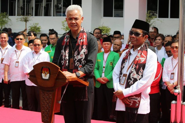 Pasangan Ganjar Pranowo dan Mahfud MD usai mendaftar sebagai calon presiden dan wakil presiden di Kantor KPU, Jakarta, Kamis (19/10/2023). Foto: Aditia Noviansyah/kumparan