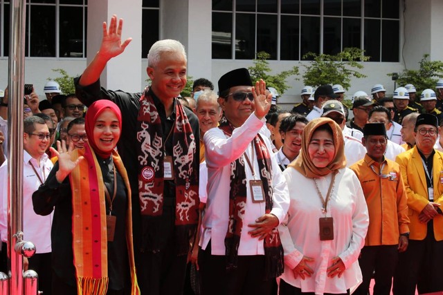 Pasangan Ganjar Pranowo dan Mahfud MD usai mendaftar sebagai calon presiden dan wakil presiden di Kantor KPU, Jakarta, Kamis (19/10/2023). Foto: Aditia Noviansyah/kumparan