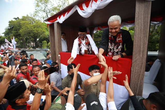 Pasangan Ganjar Pranowo dan Mahfud MD usai mendaftar sebagai calon presiden dan wakil presiden di Kantor KPU, Jakarta, Kamis (19/10/2023). Foto: Aditia Noviansyah/kumparan