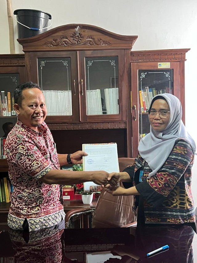 Penyerahan Berita Acara Fasilitasi Raperda Kabupaten Lombok Barat kepada Kepala Bidang Hukum Kanwil Kemenkumham NTB (19/10)