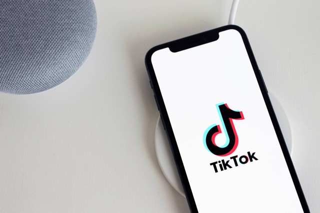 Foto yang memperlihatkan aplikasi TikTok dengan salah satu elemen pentingnya yang resmi ditutup di Indonesia yaitu TikTok Shop. (Kredit Foto : Pixabay)